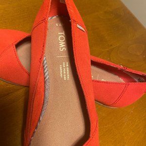 TOMS Women's Julie Poinsettia Suede Flats